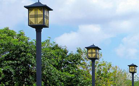 太阳能新城镇庭院灯怎么选亮度与续航更耐用